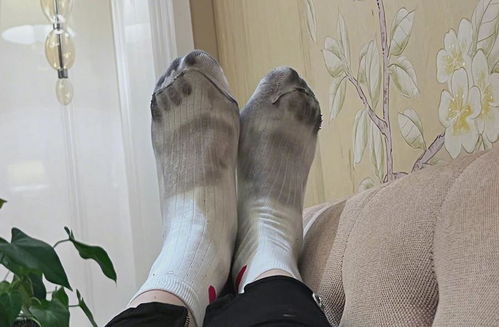 明星也踩雷！關曉彤曬掉色鞋子染黑襪子，瑕疵品無處不在